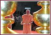  Swamishri performs aarti at the conclusion of the vidhi 