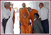 Swamishri examines the domes of the Mandir