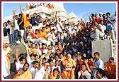  Swamishri with kishores that offered seva for the past few weeks 