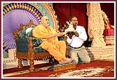 Swamishri presents an Amrut Kalash to a Mandir electrician on Prashashti Din
