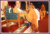  Pujya Akshaymuni Swami, the chief engineer for the Mandir, honors Swamishri with a garland