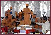 Swamishri performs various rituals during the Prsd Pravesh ceremony