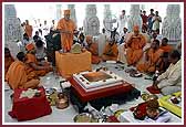 Swamishri performs various rituals during the Prsd Pravesh ceremony