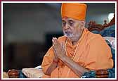 Swamishri prays and has darshan of Shri Harikrishna Maharaj before performing the vidhi