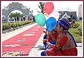 Balaks anticipate Swamishri's arrival at the Mandir