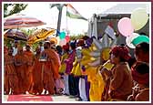 Balaks greet Swamishri as he makes his way to the Mandir