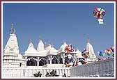 Akshar Deri and balloons fill the sky above the Mandir