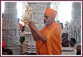 Swamishri performs the first aarti in the Mandir