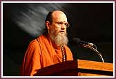 Parampujyapad Satguru Bodhinatha Veylan Swami addresses the assembly