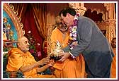  House Majority Leader, Congressman Tom Delay greets Swamishri 