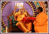 Swamishri officially releases two new publications, Panchtantra and Mahabharat for kids