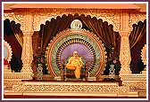 Swamishri peacefully turns the mala during the Murti Pratishtha assembly