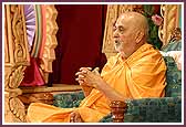Swamishri blesses the assembly