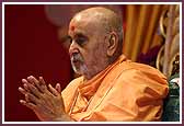 Swamishri engrossed in darshan at the start of his morning puja