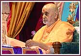  Swamishri performs mala during his morning puja 