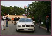 Yuvaks greet Swamishri with balloons as he makes his way to the Mandir on Yuvak-Yuvati Din 