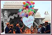 Swamishri releases balloons to start off Yuvak-Yuvati Din