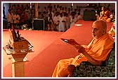   Swamishri does aarti