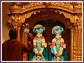  A saint performs aarti of Shri Akshar Purushottam Maharaj 