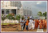   Swamishri makes his way to the Sabha hall for his morning puja 