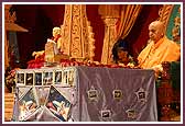 Swamishri does dhyaan of Maharaj during his morning puja