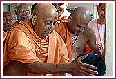   Swamishri performs mala during his morning puja