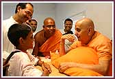 Swamishri blesses balaks on Bal-Balika Din  