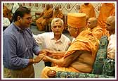  Swamishri meets with physicians at the Medico-Spiritual Conference 