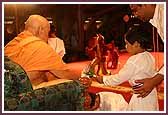 Balaks offer flowers to Swamishri on Guru Bhakti Din