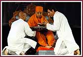 Yuvaks present Swamishri with a 