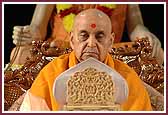 Swamishri performs mala during his puja in front of Brahmswarup Shastriji Maharaj's murti