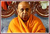 Swamishri does the mala  