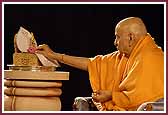 Swamishri performs mantra pushpanjali
