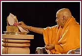   Swamishri performs mantra pushpanjali 