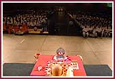 Swamishri does the mala in pooja
