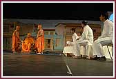 Swamishri enters the 