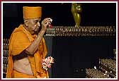 Swamishri sanctifies the 'Neelkanth Varni' mementos