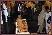 Yuvaks receive their mementos from Pujya Doctor Swami