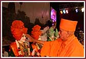 Swamishri performs the murti-pratishtha ritual of pujan of the murtis.
