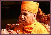Swamishri blesses the murti pratishtha assembly