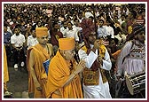 Swamishri enters the grand assembly of the Kishore-Kishori National Convention 