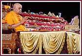 Swamishri humbly prays to Thakorji during his morning pooja