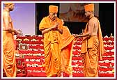 Swamishri admires the annakut offering made by the Kishori Mandal