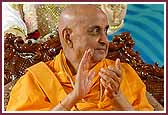 Swamishri claps to the melody of kirtans