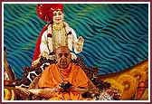 Swamishri gives Shri Harikrishna Maharaj a boat ride 