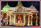 Swamishri performs pooja in front of the Yagnapurush Smruti Mandir 