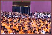  Kishores and kishores engage in darshan of Swamishri's morning pooja 