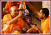 Swamishri rings a bell symbolizing the growth of BAPS 