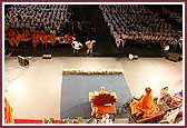 All the delegates have darshan of Swamishri during his morning pooja 