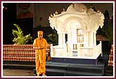 Swamishri next to a replica of the Akshar Deri and murtis of Neelkanth Varni to be given as mementos to delegates